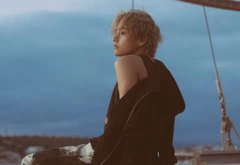 V (BTS) lần đầu đạt thứ hạng cao nhất trên Billboard Hot 100 - Ảnh 2. V gây ấn tượng ngay trong album solo đầu tiên - Ảnh: Soompi
