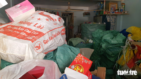 Chung cư cũ ở TP.HCM: Chậu cây chắn lối thoát nạn, 'chuồng cọp' bít bùng - Ảnh 10. Một căn hộ được người dân chất kín ve chai, bao tải trong nhà