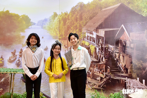 Ba diễn viên nhí (từ trái) Kỳ Phong, Bảo Ngọc và Hạo Khang lần lượt đóng vai Cò, Xinh, An - Ảnh: T.T.D. Ba diễn viên nhí (từ trái) Kỳ Phong, Bảo Ngọc và Hạo Khang lần lượt đóng vai Cò, Xinh, An - Ảnh: T.T.D.