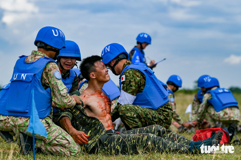 Xem công binh, quân y gìn giữ hòa bình, trực thăng Việt Nam diễn tập tích thực địa - Ảnh 1. Tình huống mô phỏng nhiều sĩ quan công binh bị thương do tiếp xúc với vật nổ còn sót lại sau chiến tranh - Ảnh: NAM TRẦN