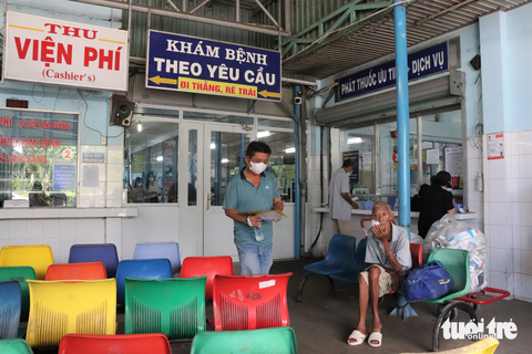 Toàn cảnh bệnh viện cửa ngõ TP.HCM trong 'bộ áo' mới - Ảnh 5. Song song xây mới và đưa vào hoạt động 6/10 tầng tại khu nhà mới, Bệnh viện Đa khoa khu vực Hóc Môn vẫn giữ lại khoa khám bệnh, cấp cứu, nội thận - lọc máu, hồi sức tích cực - chống độc của bệnh viện cũ. Nơi đây đã xuống cấp và thường xuyên bị ngập khi mưa lớn nhiều năm qua - Ảnh: XUÂN MAI