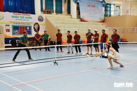 Pickleball sẽ thành môn tự chọn tại Đại học Đà Lạt - Ảnh 1. Sân thi đấu của pickleball là sân cầu lông và dùng lưới quần vợt - Ảnh: LÂM NGUYÊN