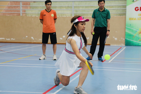 Pickleball sẽ thành môn tự chọn tại Đại học Đà Lạt - Ảnh 3. Dụng cụ để chơi môn pickleball gồm bóng nhựa và vợt thiết kế riêng - Ảnh: LÂM NGUYÊN