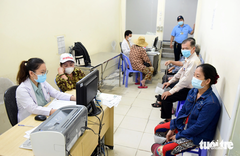 Toàn cảnh bệnh viện cửa ngõ TP.HCM trong 'bộ áo' mới - Ảnh 8. Phía trong cơ sở cũ Bệnh viện Đa khoa khu vực Thủ Đức đã xuống cấp, thế nhưng thường xuyên tiếp nhận số lượt bệnh nhân thăm khám ngày càng tăng, cao điểm lên đến 3.000 bệnh nhân/ngày - Ảnh: DUYÊN PHAN