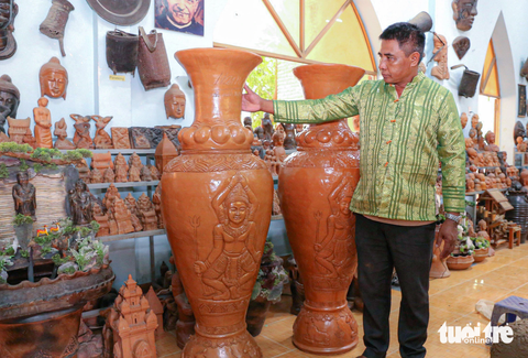 Bán đấu giá bình gốm, chậu nho cảnh…dáng 'độc' ủng hộ người nghèo - Ảnh 3. Bình gốm được các nghệ nhân Chăm làng gốm cổ Bàu Trúc chế tác tinh xảo sẽ được đưa ra bán đấu giá góp quỹ giúp người nghèo - Ảnh: DUY NGỌC