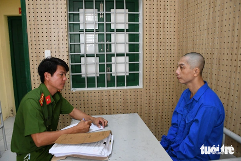Triệt phá chuyên án lừa đảo trên không gian mạng tại Trà Vinh - Ảnh 1. Cơ quan công an đang làm việc với Tăng Văn Long - Ảnh: Công an Trà Vinh cung cấp