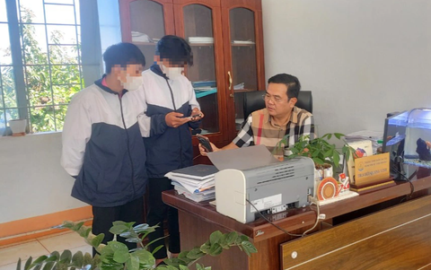 Giao lại tài khoản game 'rank cao thủ' cho nhà trường để quyết tâm học tập - Ảnh 1. Hai học sinh tự nguyện giao nộp tài khoản game online cho thầy hiệu trưởng - Ảnh: Trường THPT Trần Cao Vân