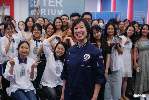 Masterchef Christine Hà yêu nước mắm và học nấu ăn qua ký ức về mẹ - Ảnh 1. Christine Hà và khán giả trong buổi giao lưu chiều 20-9 tại Trung tâm Mỹ, Đại sứ quán Mỹ tại Hà Nội - Ảnh: NGUYỄN HIỀN