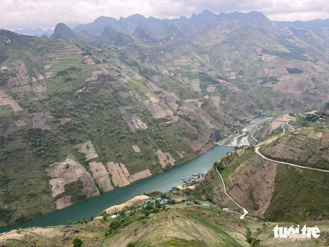 Tàu du lịch trên sông Nho Quế hoạt động trở lại từ ngày 21-9 - Ảnh 1. Có hai bến tàu du lịch trên sông Nho Quế ngắm hẻm Tu Sản. Bến tại khu vực xã Xín Cái ở huyện Mèo Vạc tạm ngưng phục vụ khách trong những ngày qua - Ảnh: N.BÌNH