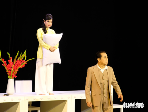 Nghệ sĩ Thành Lộc (vai Lĩnh Nam) và nghệ sĩ Lê Khánh (vai Giáng Hương) - Ảnh: LINH ĐOAN Nghệ sĩ Thành Lộc (vai Lĩnh Nam) và nghệ sĩ Lê Khánh (vai Giáng Hương) - Ảnh: LINH ĐOAN