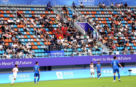 Nhóm CĐV Việt Nam ít ỏi trên khán đài sân Linping Olympic Sports Center chiều 19-9 - Ảnh: ĐỨC KHUÊ Nhóm CĐV Việt Nam ít ỏi trên khán đài sân Linping Olympic Sports Center chiều 19-9 - Ảnh: ĐỨC KHUÊ