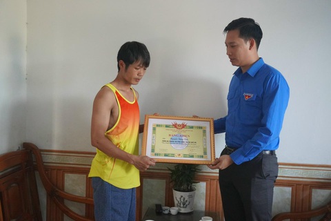 Tặng bằng khen cho nam shipper cứu 9 người trong vụ cháy chung cư mini - Ảnh 1. Thay mặt Tỉnh Đoàn, Hội Liên hiệp thanh niên tỉnh, Phó bí thư Tỉnh Đoàn Bắc Ninh Nguyễn Bảo Đại đã tặng bằng khen và biểu dương tinh thần dũng cảm lao vào đám cháy cứu người của anh Nguyễn Đăng Văn