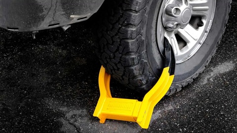 Dịch vụ phá khóa bánh xe trở thành hiện tượng, sẽ có luật cấm khóa bánh? - Ảnh 1. Dịch vụ phá khóa bánh xe đang bùng nổ ở Atlanta, Mỹ - Ảnh: Motor1