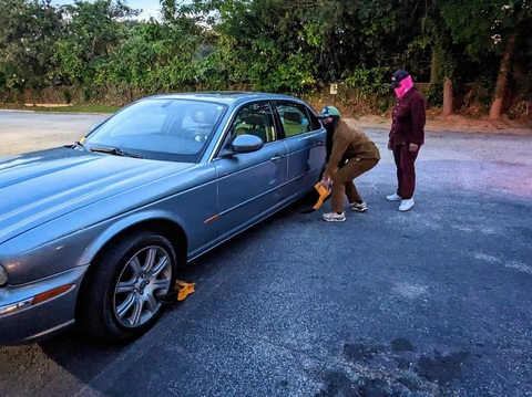 Dịch vụ phá khóa bánh xe trở thành hiện tượng, sẽ có luật cấm khóa bánh? - Ảnh 2. Khi có dụng cụ, dễ dàng mở khóa bánh xe chỉ trong 1 phút - Ảnh: NPR