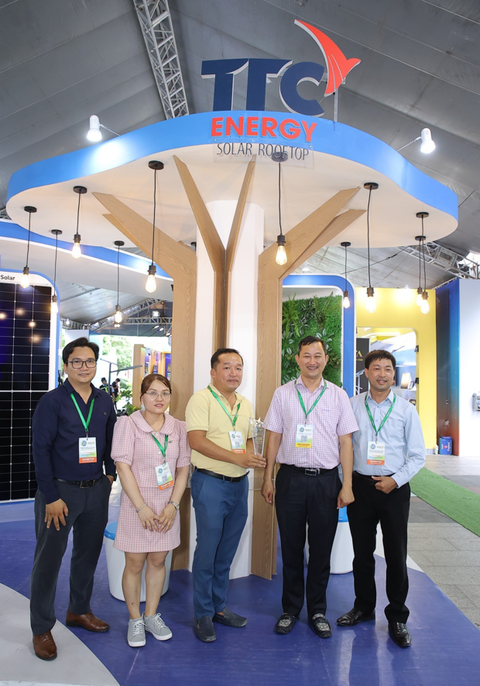 Vinh dự đón nhận giải thưởng Gian hàng đạt chuẩn Xanh từ ông Trần Phú Lữ - Giám đốc Trung tâm Xúc tiến Thương mại và Đầu tư TP.HCM (ITPC). Ảnh: Đ.H Vinh dự đón nhận giải thưởng Gian hàng đạt chuẩn Xanh từ ông Trần Phú Lữ - giám đốc Trung tâm Xúc tiến thương mại và Đầu tư TP.HCM (ITPC) - Ảnh: Đ.H.