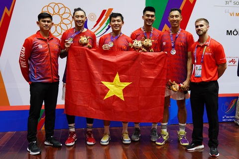 HLV của Saigon Heat dùng kinh nghiệm quốc tế đóng thành sách - Ảnh 3. HLV Matt Van Pelt (bìa phải) cùng tuyển Việt Nam giành HCB bóng rổ 3x3 tại SEA Games 31 - Ảnh: VBA