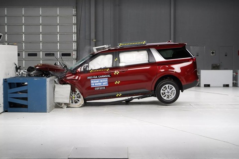 Kia Carnival cùng nhiều MPV danh tiếng bị đánh giá kém an toàn hàng ghế sau - Ảnh 1. Từ khi áp dụng bài thử mới, IIHS phát hiện xe trên thị trường hiện tại có khả năng bảo vệ hành khách phía sau chưa thực sự tốt ở cả phân khúc SUV và MPV - Ảnh: IIHS