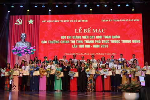 39 giảng viên đạt danh hiệu 'Giảng viên dạy xuất sắc' tại Hội thi giảng viên dạy giỏi toàn quốc 2023 - Ảnh 1. Bí thư Thành ủy TP.HCM Nguyễn Văn Nên và Giám đốc Học viện Chính trị quốc gia Hồ Chí Minh Nguyễn Xuân Thắng trao giải cho các thí sinh - Ảnh: GIA HÂN