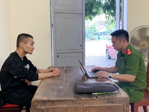 Liều lĩnh lẻn vào dân trộm cắp, đâm chủ nhà trọng thương - Ảnh 1. Phan Quang Tâm (trái) tại cơ quan công an - Ảnh: CACC