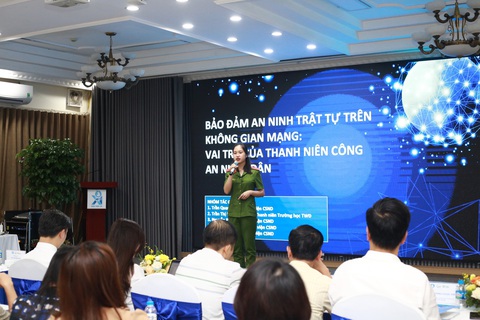 Bốn bài báo khoa học xuất sắc nhận bằng khen của Hội Sinh viên Việt Nam - Ảnh 1. Đại diện của nhóm tác giả Học viện Cảnh sát nhân dân trình bày báo cáo khoa học - Ảnh: BẢO KHANH