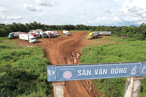 UBND huyện Krông Pắk cho phép xe container tập kết ở sân vận động và một số bãi đất trống khác chờ bốc hàng nhưng do lưu lượng xe lớn, thường gây kẹt xe - Ảnh: T.TÂN UBND huyện Krông Pắk cho phép xe container tập kết ở sân vận động và một số bãi đất trống khác chờ bốc hàng nhưng do lưu lượng xe lớn, thường gây kẹt xe - Ảnh: T.TÂN