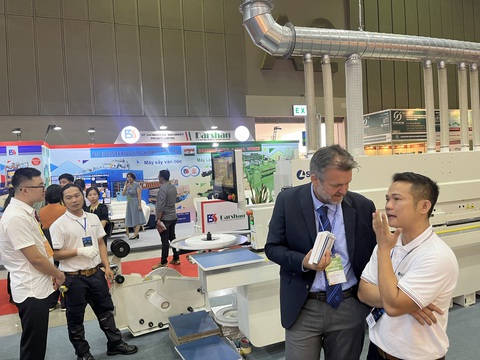 Kim ngạch xuất khẩu gỗ Việt có hai tháng liên tiếp trên 1 tỉ USD - Ảnh 1. Các gian hàng trưng bày nhiều công nghệ mới nhất của ngành chế biến gỗ - Ảnh: N.BÌNH