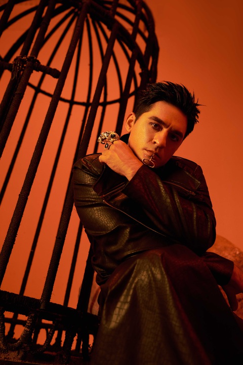 Rapper Tonny Việt cũng có màn comeback ấn tượng với tạo hình “cực ngầu”, cùng với những đoạn rap rất catchy, mang màu sắc cá nhân rõ nét. Rapper Tonny Việt cũng có màn comeback ấn tượng với tạo hình “cực ngầu”, cùng với những đoạn rap rất catchy, mang màu sắc cá nhân rõ nét.