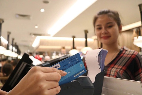 Giao dịch rút tiền mặt qua ATM giảm cả số lượng và giá trị - Ảnh 1. Người dân ngày càng quen sử dụng các phương thức thanh toán không tiền mặt - Ảnh: NGỌC PHƯỢNG
