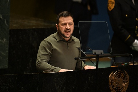Ông Zelensky mời các nhà lãnh đạo thế giới tới dự 'thượng đỉnh hòa bình' - Ảnh 1. Tổng thống Ukraine Volodymyr Zelensky phát biểu trước Đại hội đồng Liên Hiệp Quốc ở New York, Mỹ ngày 19-9 - Ảnh: AFP