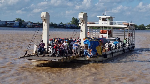 Đề nghị dừng bến phà nối trung tâm Vĩnh Long với bốn xã cù lao - Ảnh 1. UBND TP Vĩnh Long đề nghị huyện Long Hồ dừng hoạt động bến phà An Bình do nằm trong vùng nguy cơ sạt lở nguy hiểm - Ảnh: TỐNG KHOA