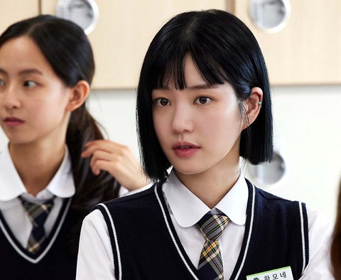 Nữ diễn viên Lee Yoo Bi (phải) vai Mo Ne trong phim Cuộc chiến sinh tồn - Ảnh: SBS Nữ diễn viên Lee Yoo Bi (phải) vai Mo Ne trong phim Cuộc chiến sinh tồn - Ảnh: SBS