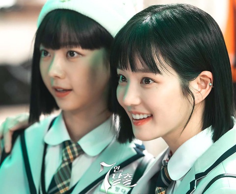 Nữ diễn viên Lee Yoo Bi (phải) vai Mo Ne trong phim Cuộc chiến sinh tồn - Ảnh: SBS Nữ diễn viên Lee Yoo Bi (phải) vai Mo Ne trong phim Cuộc chiến sinh tồn - Ảnh: SBS