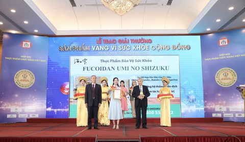 Fucoidan Umi No Shizuku nhận ‘Huy chương Vàng vì sức khỏe cộng đồng’ - Ảnh 2. Đại diện công ty nhận giải thưởng
