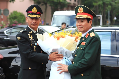 Xung lực mới cho quan hệ quốc phòng Việt Nam - Thái Lan - Ảnh 1. Thượng tướng Nguyễn Tân Cương - tổng tham mưu trưởng Quân đội nhân dân Việt Nam, thứ trưởng Bộ Quốc phòng - đón Đại tướng Chalermphon Srisawasdi - tư lệnh lực lượng Quốc phòng Thái Lan - Ảnh: T.T.