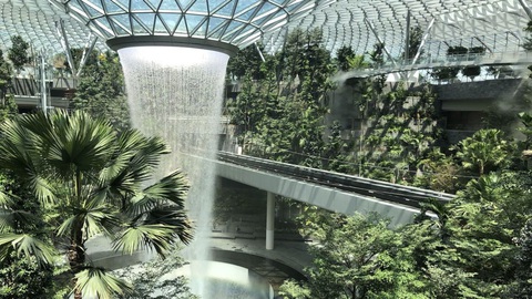 Sân bay quốc tế Changi (Singapore) sắp triển khai xuất, nhập cảnh tự động - Ảnh 1. Một góc sân bay quốc tế Changi của Singapore - Ảnh: CNN