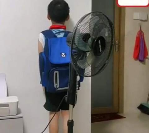 Bé trai khiến cả lớp ngủ gục vì mang bia đến trường - Ảnh 1. Cậu bé bị bố phạt "úp mặt vào tường" và vài roi vào mông sau khi lén mang bia đến trường