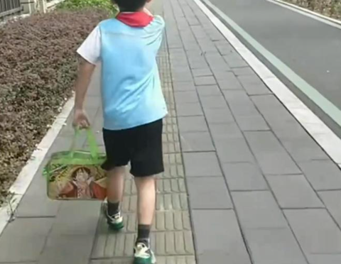 Bé trai khiến cả lớp ngủ gục vì mang bia đến trường - Ảnh 2. Câu chuyện giúp nhiều bậc phụ huynh chú tâm hơn nữa đến việc giám sát con