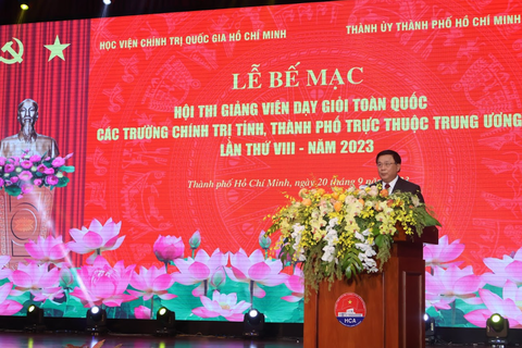 39 giảng viên đạt danh hiệu 'Giảng viên dạy xuất sắc' tại Hội thi giảng viên dạy giỏi toàn quốc 2023 - Ảnh 2. Ông Nguyễn Xuân Thắng - ủy viên Bộ Chính trị, giám đốc Học viện Chính trị quốc gia Hồ Chí Minh, trưởng ban chỉ đạo hội thi - phát biểu tại lễ bế mạc - Ảnh: GIA HÂN
