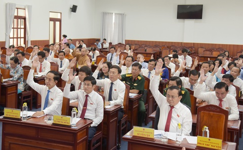 Bạc Liêu hỗ trợ nửa tỉ đồng cho giáo sư về tỉnh làm việc - Ảnh 1. Các đại biểu HĐND tỉnh Bạc Liêu biểu quyết thông qua các nghị quyết tại kỳ họp chuyên đề diễn ra sáng 20-9 - Ảnh: THANH NGUYỄN