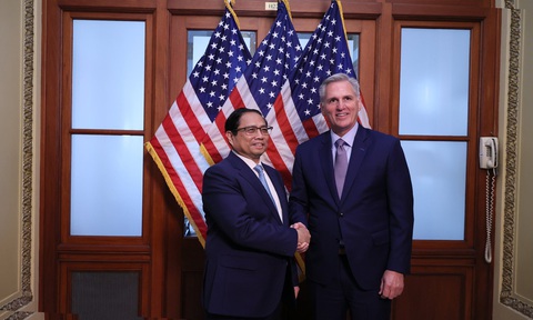 Chủ tịch Hạ viện Mỹ Kevin McCarthy nhận lời mời thăm Việt Nam - Ảnh 1. Thủ tướng Phạm Minh Chính bắt tay với Chủ tịch Hạ viện Mỹ Kevin McCarthy - Ảnh: DƯƠNG GIANG