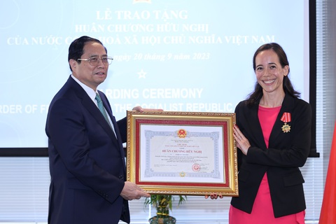 Thủ tướng Phạm Minh Chính trao Huân chương hữu nghị cho bà Aurélia Nguyễn - Ảnh: NHẬT BẮC Thủ tướng Phạm Minh Chính trao Huân chương Hữu nghị cho bà Aurélia Nguyễn - Ảnh: NHẬT BẮC