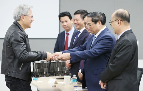 Chủ tịch Nvidia Jensen Huang giới thiệu với Thủ tướng Phạm Minh Chính con chip A100 dựa trên AI - Ảnh: DƯƠNG GIANG Chủ tịch Nvidia Jensen Huang giới thiệu với Thủ tướng Phạm Minh Chính con chip A100 dựa trên AI - Ảnh: DƯƠNG GIANG