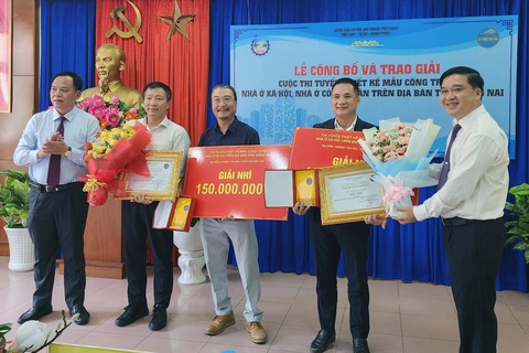 Đồng Nai trao giải thưởng cuộc thi mẫu nhà ở công nhân, nhà ở xã hội - Ảnh 3. Quyền Chủ tịch UBND tỉnh Võ Tấn Đức (bìa trái) và Giám đốc Sở Xây dựng Hồ Văn Hà trao giải cho các phương án thiết kế nhà ở xã hội - Ảnh: H.M.