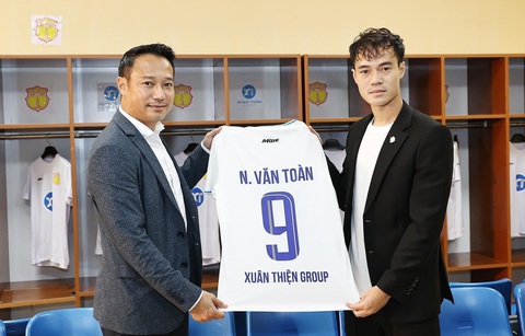 Tiền đạo Nguyễn Văn Toàn (phải) bên cạnh HLV Vũ Hồng Việt ra mắt áo đấu số 9 tại CLB Nam Định - Ảnh: DJ Tiền đạo Nguyễn Văn Toàn (phải) bên cạnh HLV Vũ Hồng Việt ra mắt áo đấu số 9 tại CLB Nam Định - Ảnh: DJ