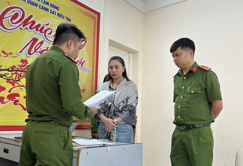Bắt hoa hậu thiện nguyện của cuộc thi Hoa hậu doanh nhân Việt Nam - Ảnh 1. Bà Phạm Thị Minh Phi, hoa hậu thiện nguyện của cuộc thi Hoa hậu Doanh nhân Việt Nam 2022, bị bắt tại Lâm Đồng - Ảnh: Công an cung cấp
