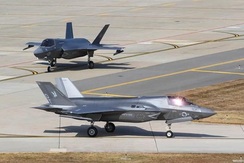 Trước khi biến mất, chiến đấu cơ F-35 Mỹ bay thêm 100 km không người lái - Ảnh 1. Các máy bay chiến đấu F-35B trên đường băng trong cuộc tập trận chung Mỹ - Hàn mang tên "Cơn bão cảnh giác" tại căn cứ không quân Gunsan, Hàn Quốc vào ngày 31-10-2022 - Ảnh: SOUTH KOREAN DEFENSE MINISTRY