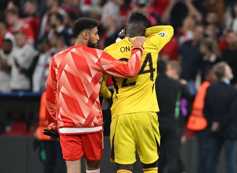 Thủ môn Onana xin lỗi: 'Man United thất bại là do tôi' - Ảnh 1. Thủ môn Andre Onana đã có một trận đấu đáng thất vọng - Ảnh: Reuters
