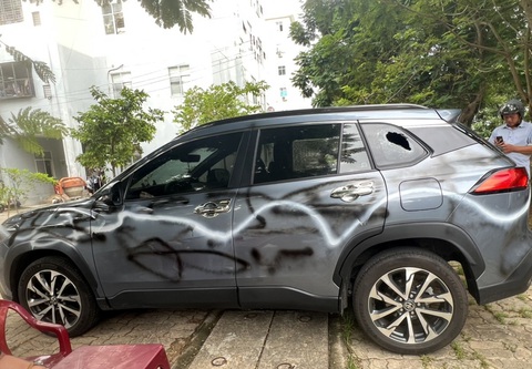 Bắt hai người được ‘thuê’ xịt sơn toàn thân ô tô rồi lấy búa đập phá xe - Ảnh 1. Ô tô bị xịt sơn toàn thân và đập phá - Ảnh: H.B.