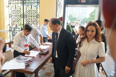 Xét xử Nguyễn Phương Hằng: Ca sĩ Đàm Vĩnh Hưng, Vy Oanh, nhà báo Đức Hiển... không phải là bị hại - Ảnh 2. Bà Nguyễn Thị Mỹ Oanh (Vy Oanh) làm thủ tục tham gia phiên tòa - Ảnh: TUYẾT MAI