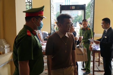 Xét xử Nguyễn Phương Hằng: Ca sĩ Đàm Vĩnh Hưng, Vy Oanh, nhà báo Đức Hiển... không phải là bị hại - Ảnh 3. Ông Huỳnh Minh Hưng (Đàm Vĩnh Hưng) tham gia phiên tòa - Ảnh: TUYẾT MAI